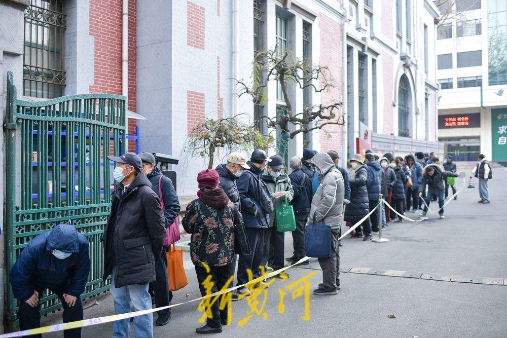 《乙巳年》特种邮票今天首发,济南邮迷排队购买,有人凌晨3点来排队