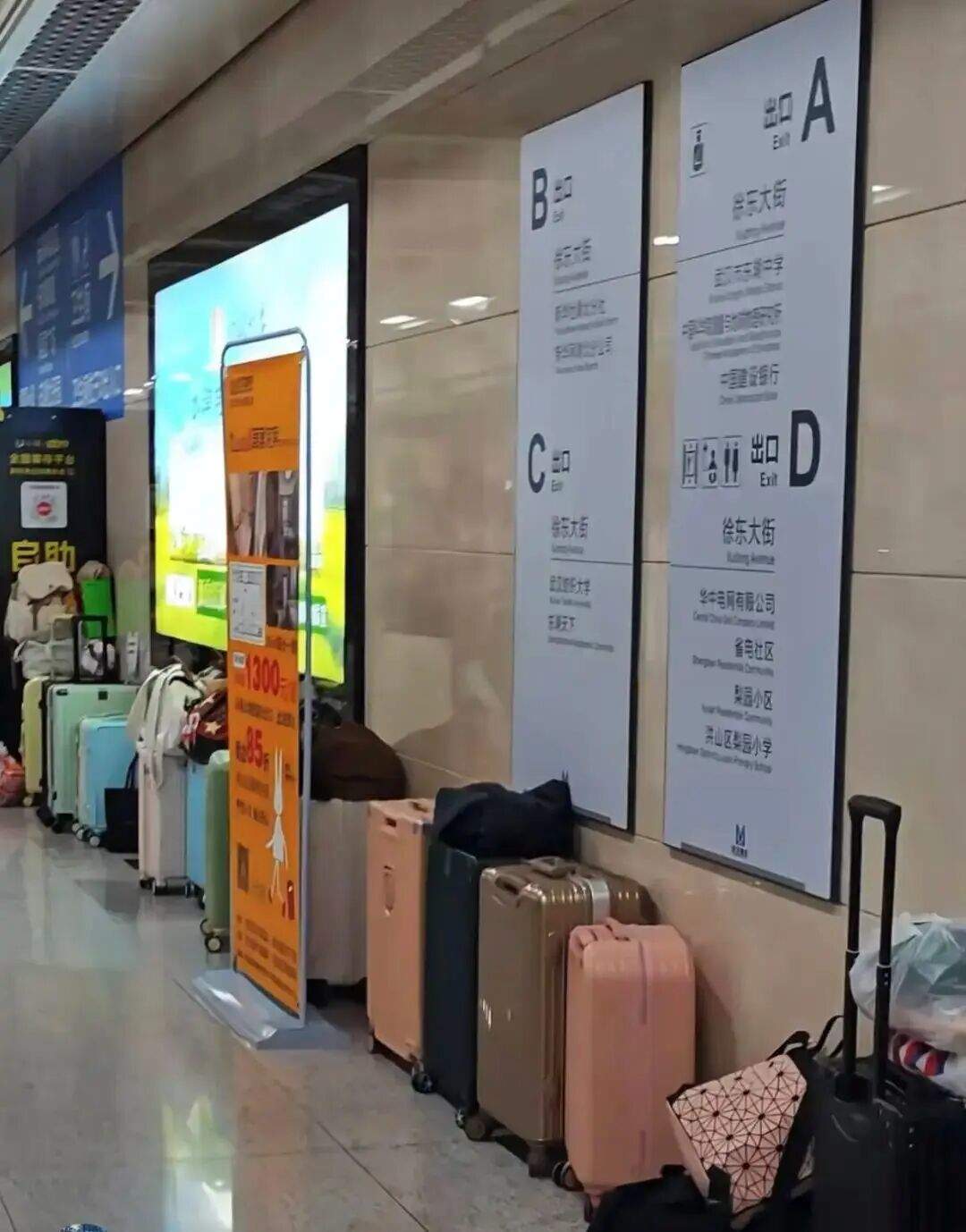 “无人行李箱墙”火了，外交部发言人点赞