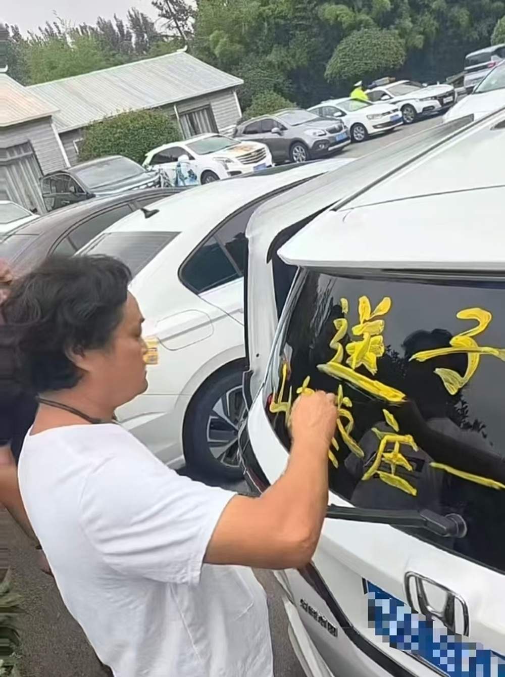 山东一家庭从枣庄自驾去新疆送孩子上学，80多岁外公一同出发，孩子父亲：会是一家人的美好回忆