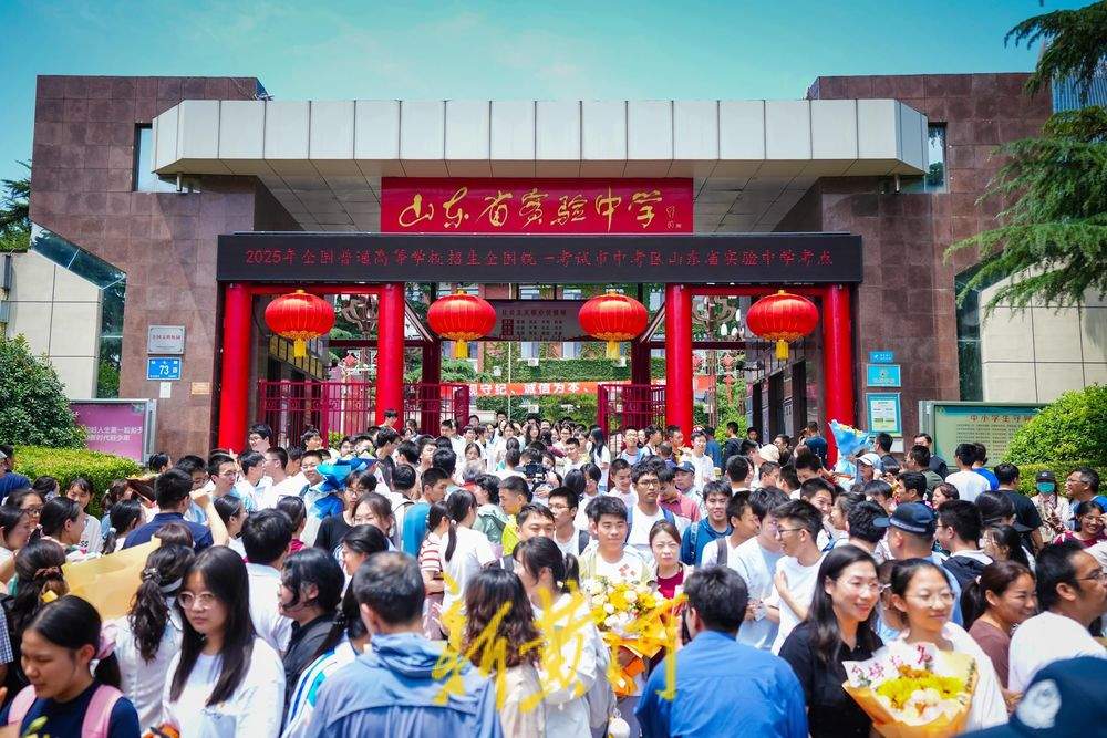 记录珍贵时刻！高考考场外铺满温暖的颜色