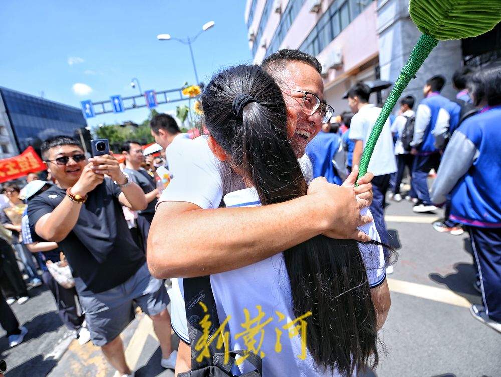 当中考遇上父亲节 父亲手持花束迎接孩子满满都是爱