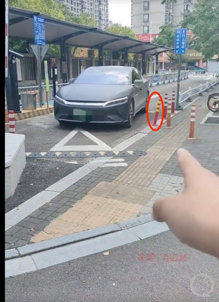 撞倒塑料立柱遭索赔900元?网上售价7块5!