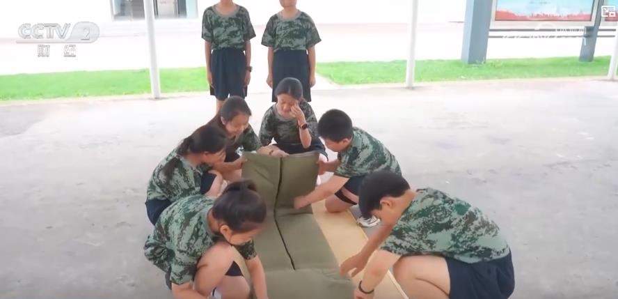 学习消防安全知识、体验军旅文化……各地中小学生尽享多彩暑假生活