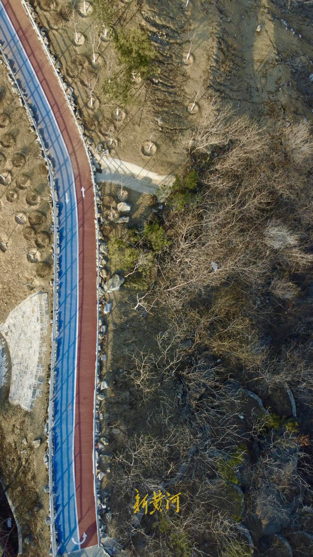 济南这处山体公园打造彩色步道，高空俯瞰如彩带飘动