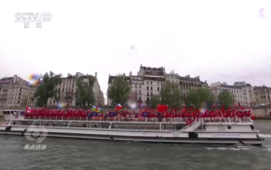 热泪盈眶！中国队塞纳河上合唱《歌唱祖国》响彻云霄声动世界