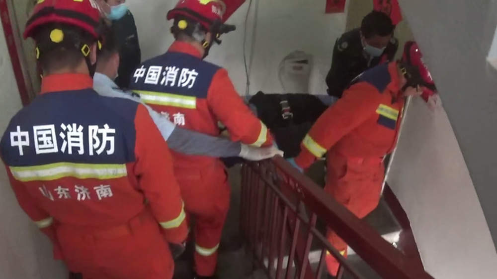 济南一老人洗澡时摔伤，医消联动救援
