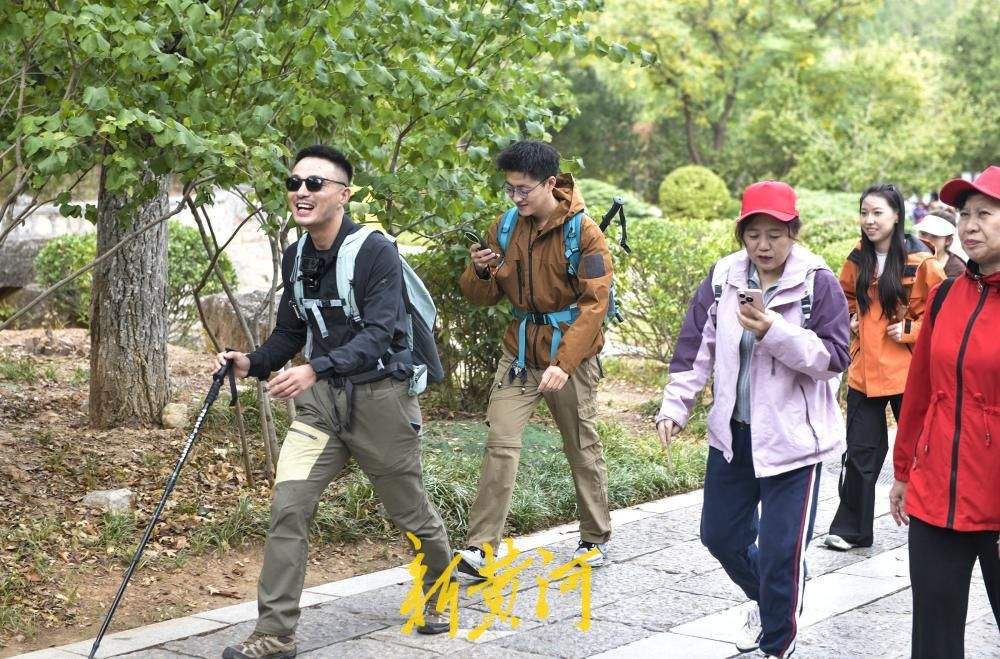 济南佛慧山重阳节迎登山客流高峰，市民登高赏秋享佳节