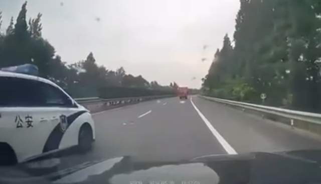 湖北松滋警方通报“警车高速拦停私家车”:涉事民警辅警被停止执行职务