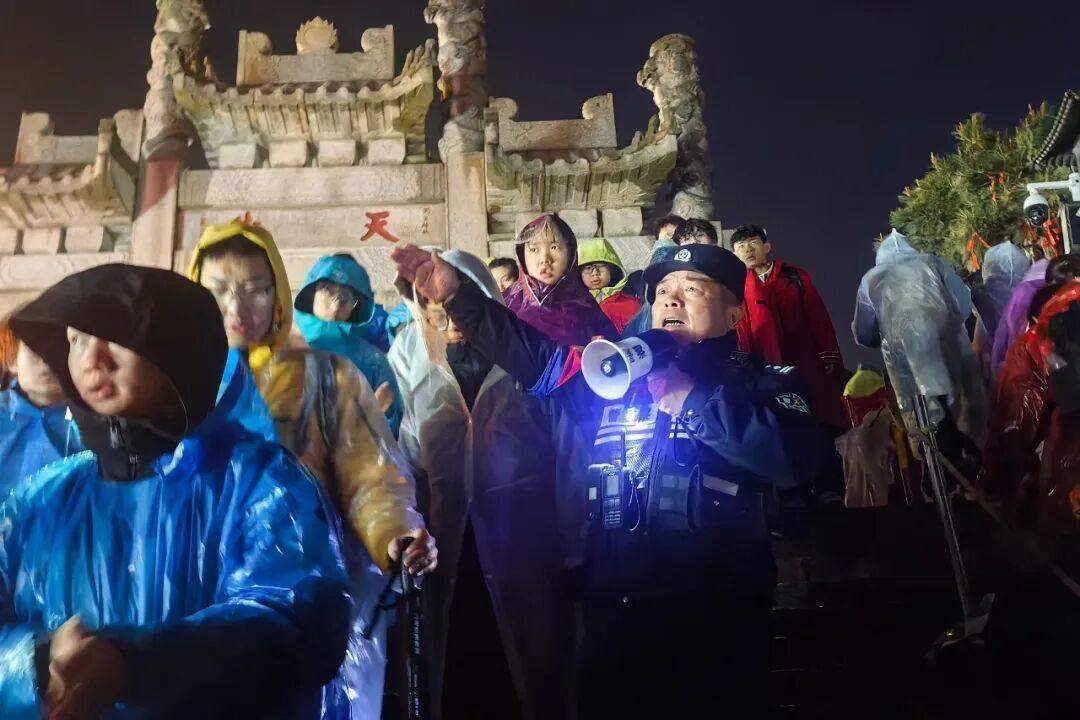 日均出动警力8.9万人次！“五一”假期山东全省社会大局稳定，治安秩序良好