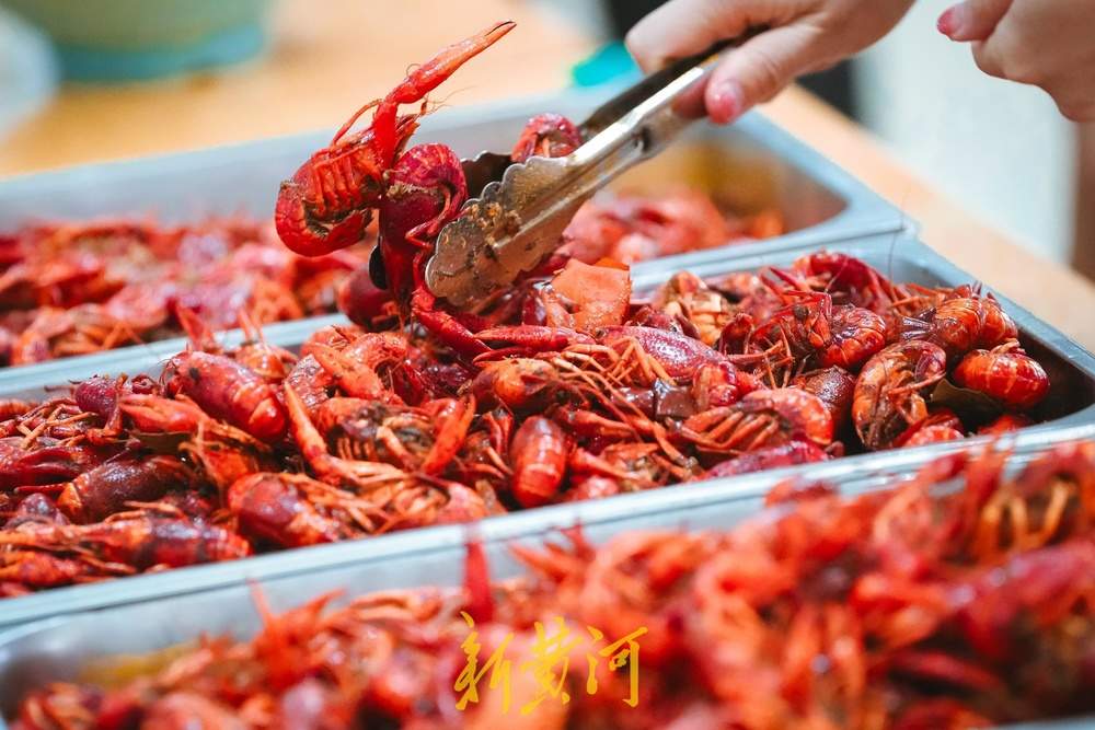 500斤小龙虾亮相毕业宴！齐鲁工大祝学子们：人生一路“红火”出圈