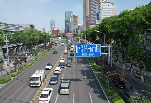 泺源大街与南门大街路口设置可变车道 通行效率提高