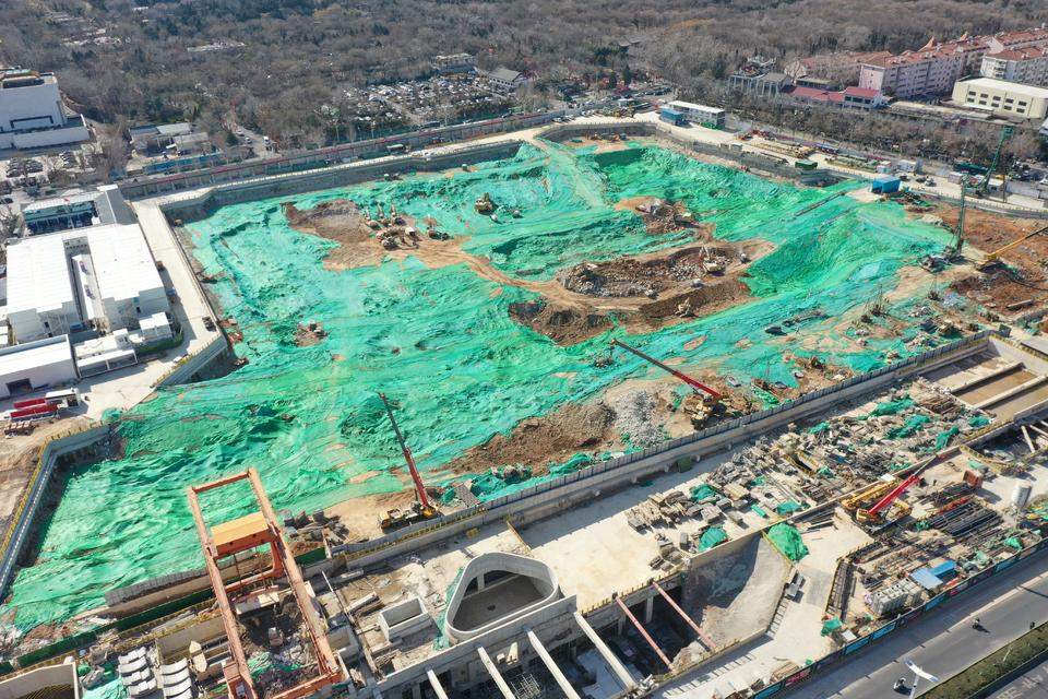 济南千佛山北广场工地机声隆隆，齐鲁宾馆旧址正在蝶变