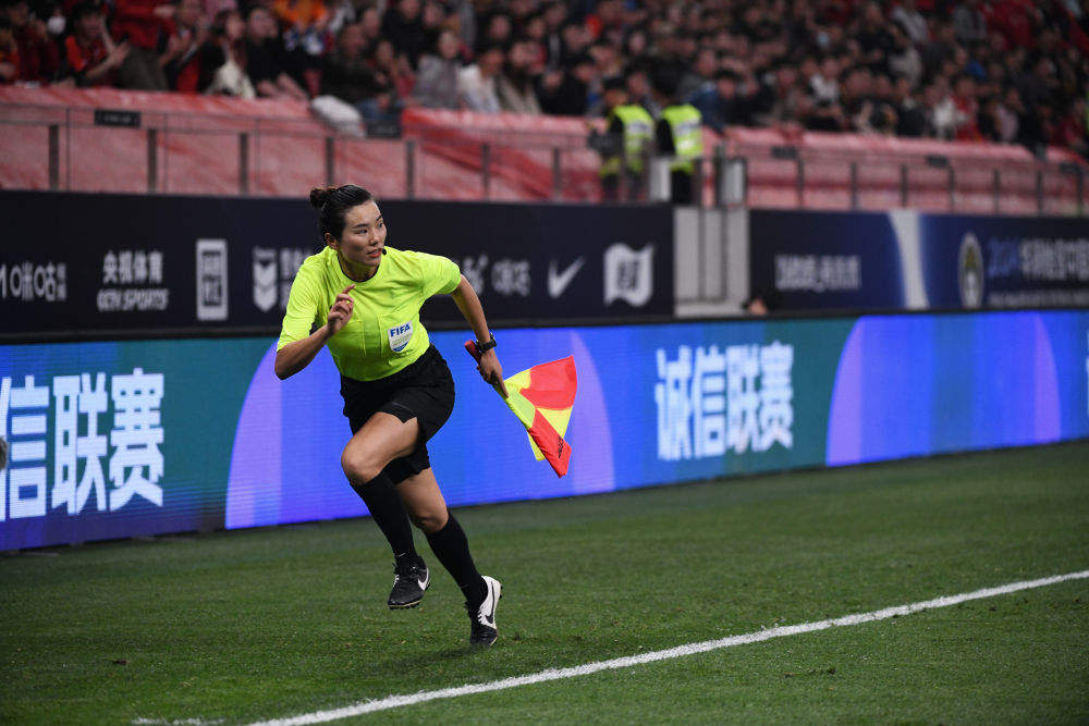 谢丽君成为国内首位执裁男足顶级职业联赛的女裁判
