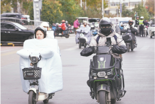 寒潮到来，济南市民全副武装抵御严寒