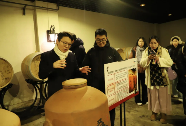 葡萄酒怎么挑选，清北等学子在长城桑干感知人文底蕴