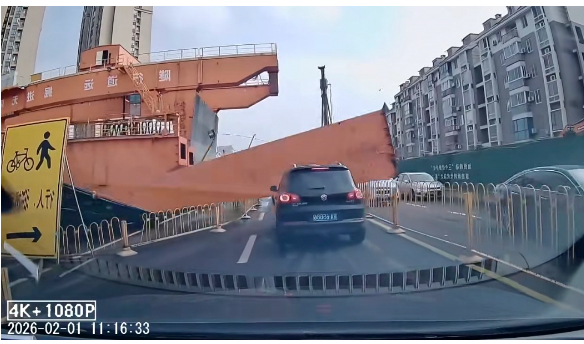 武汉一龙门吊砸中路过车辆 当地回应：事发工地属地铁施工项目