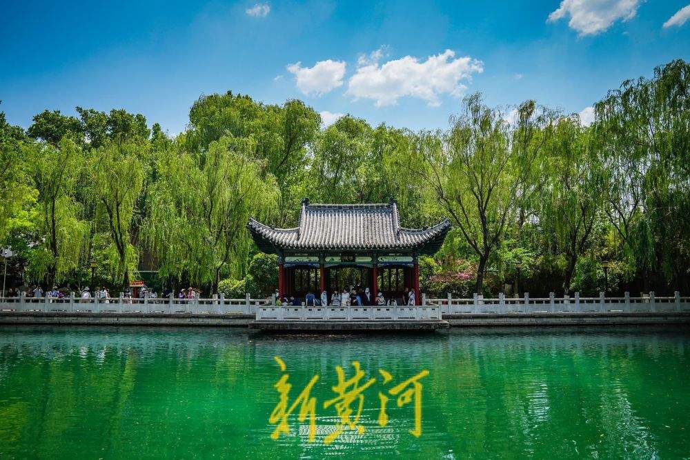 笑声与泉声交织，珍珠泉美景醉游人