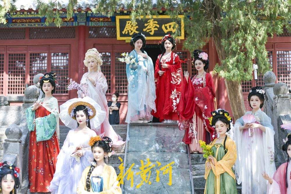 济南：三月三以花为媒 汉服巡游“上春山”