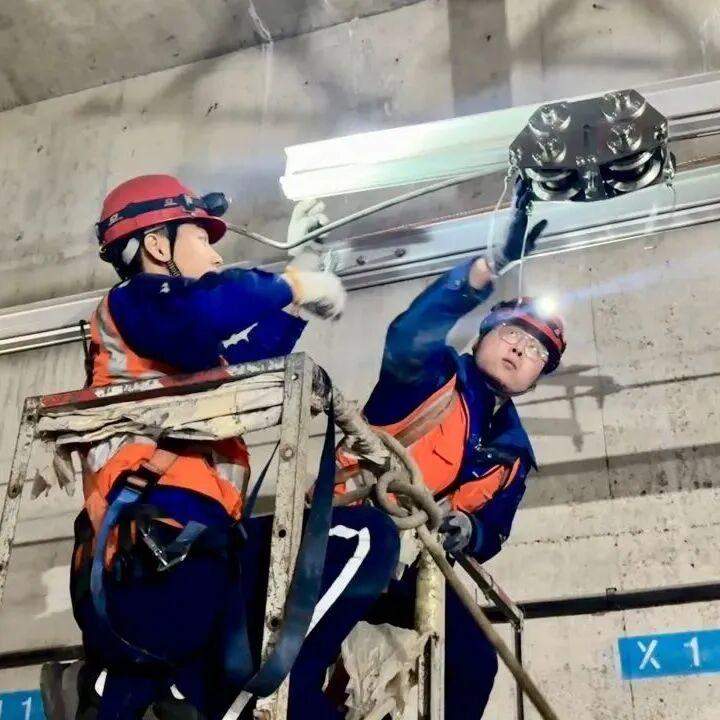 马踏祥云接春风 济南地铁站里年味浓