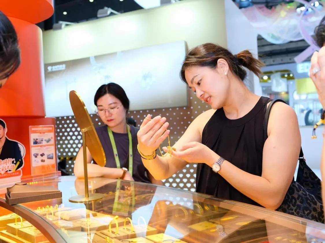  周六福珠宝亮相第六届消博会