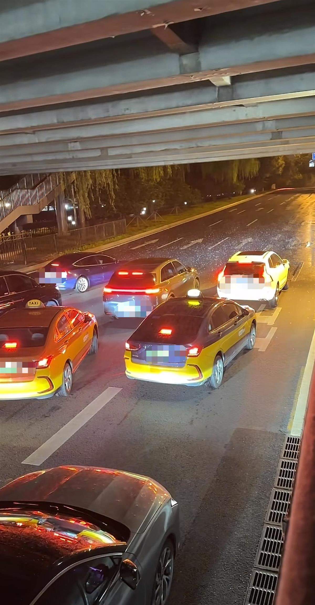 车辆为躲冰雹停在天桥下致拥堵,北京交警:后面车主可提供证据举报