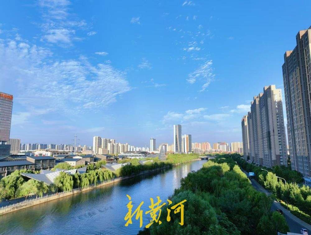 国庆遇上泉城蓝，小清河蓝天白云相映成趣
