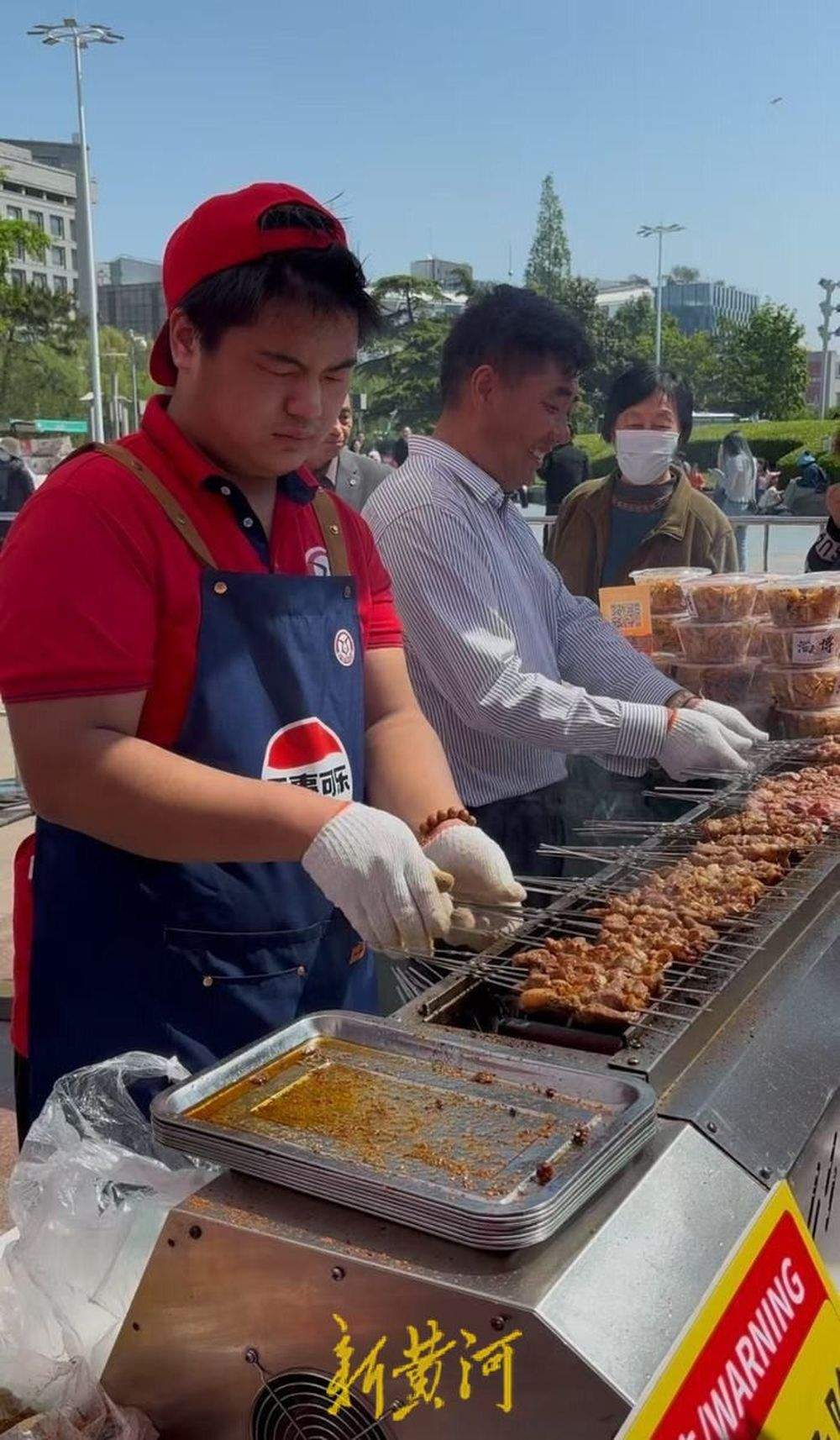 一小时狂销千串淄博烧烤燃爆展销会，食客排队争尝烟火气息