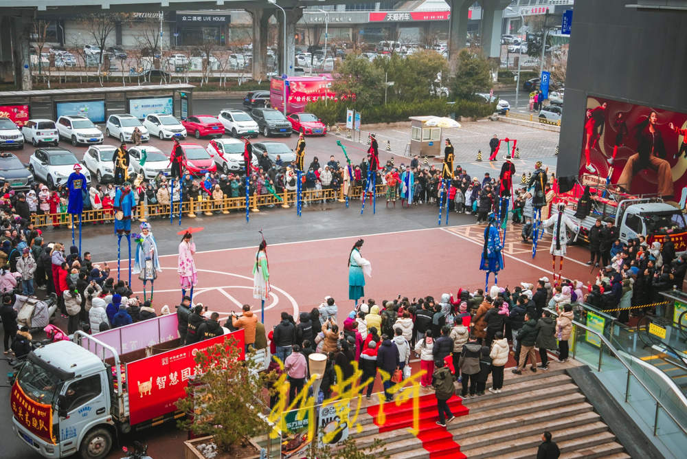 “泉”在济南过大年｜踩出浓浓年味！济南西关高跷队成“气氛组顶流”