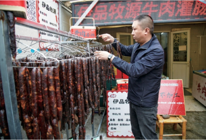 济南市场上牛肉店灌香肠生意火爆，不少店销量超千斤