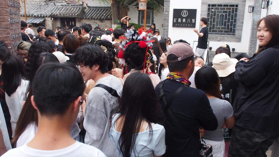 济南老城的起凤桥“堵车了”，五一假日每天数千人打卡很热闹