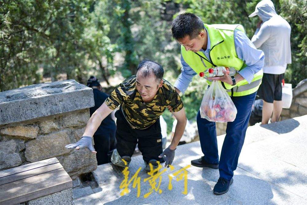 “无腿行者”高温下攀登泰山，他用双膝丈量生命高度