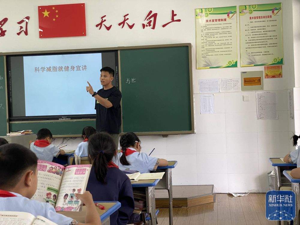 找到了！毕业典礼上与父亲视频的男孩正在贵州抗洪