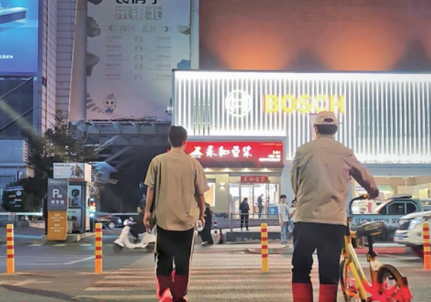 “能发光、会说话”！智能斑马线亮相生产路