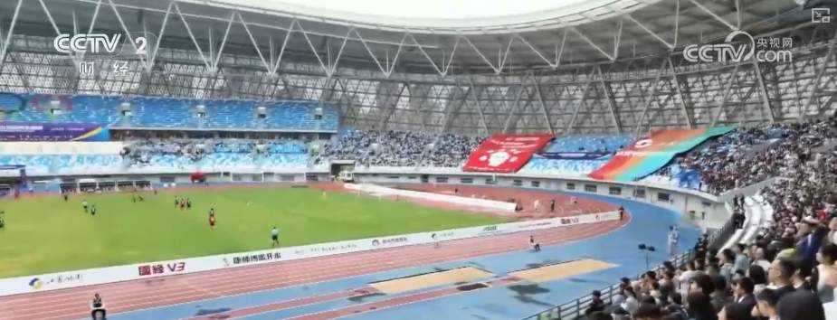 “大礼包”惠民跟着比赛去打卡 “苏超”走红燃动文创体育用品消费“热”力