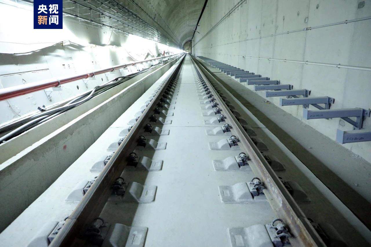上海机场联络线先期开通段轨道工程整体道床施工完成