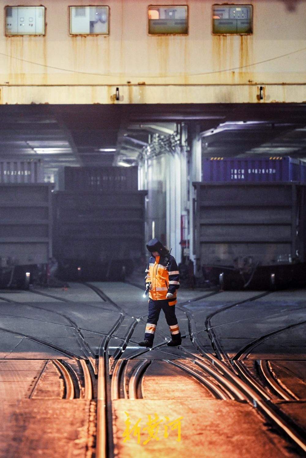 渤海海峡上演碧波上的春运