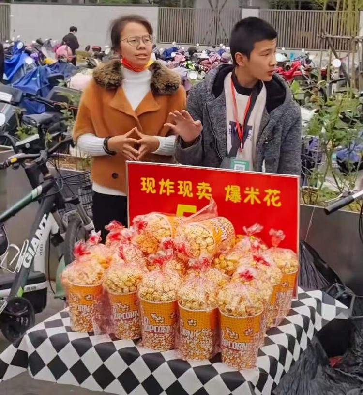 脑瘫少年卖爆米花自食其力 小摊位背后藏着母亲的爱