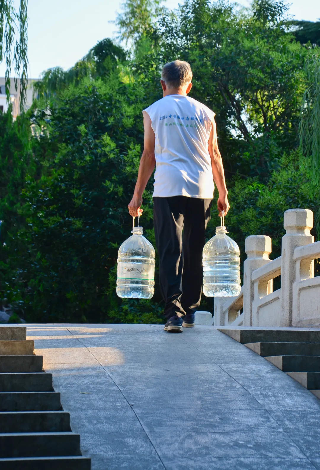 “老师儿，来黑虎泉喝杯泉水茶！”