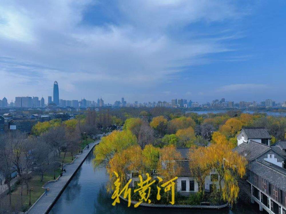 泉城风吹雾散，大明湖畔“水天一色”