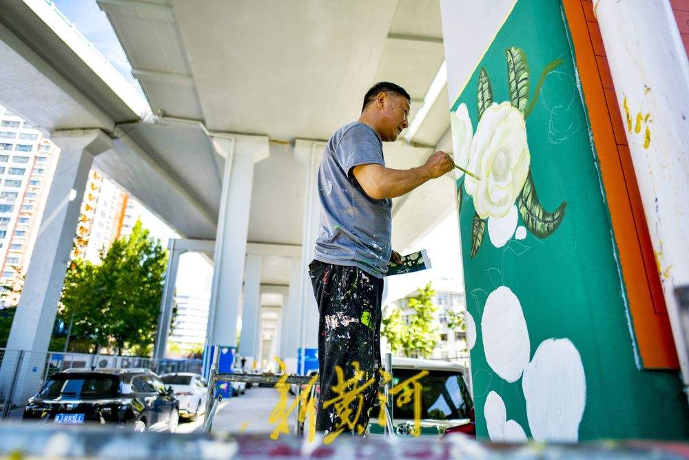 济南顺河高架“花”妆初成！26根墩柱彩绘演绎十二个月特色花卉