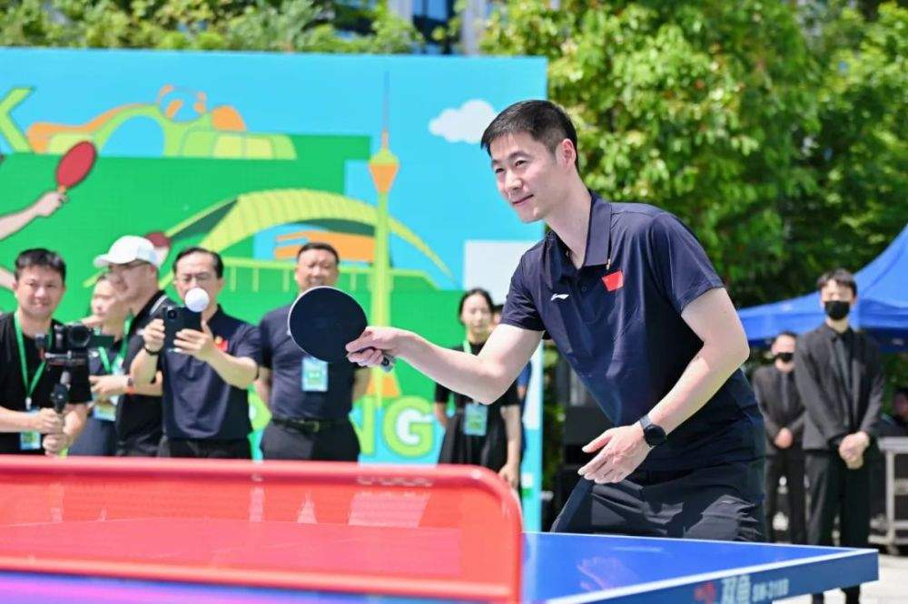 致敬劳动者 国乒走进成都体育公园