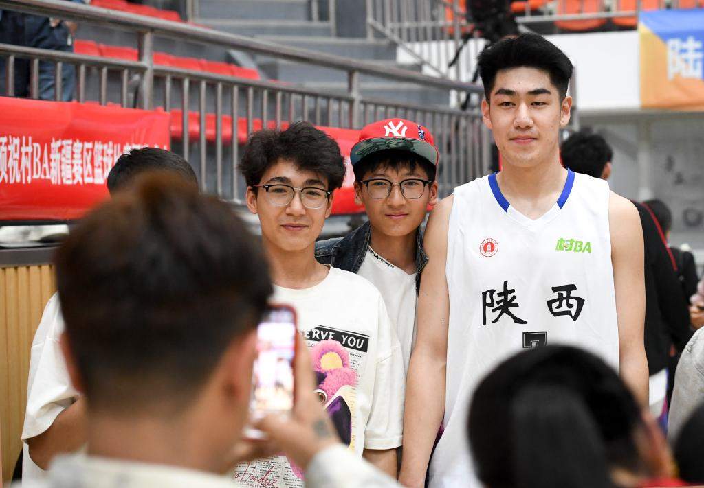 大漠与雪山拦不住一颗飞向天边的篮球