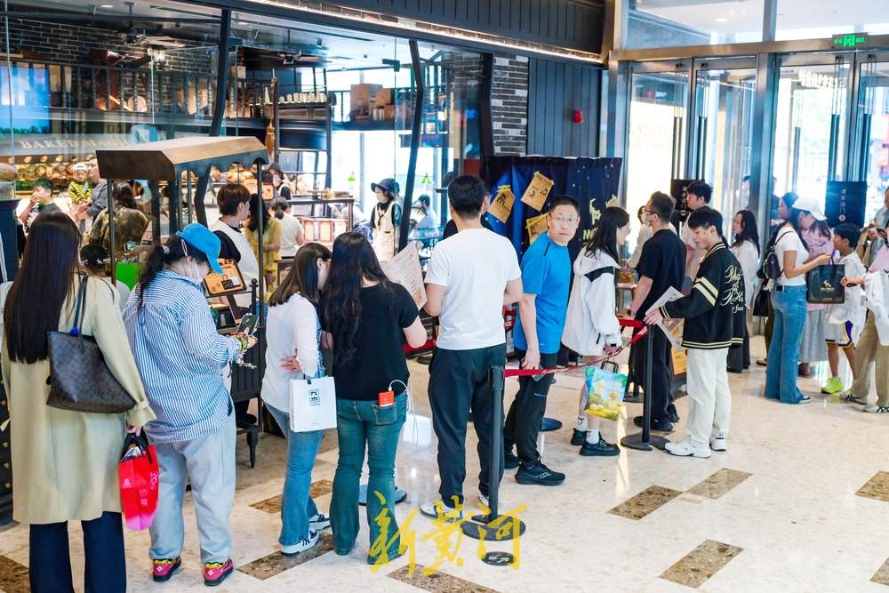 一年四季 泉在济南丨假期消费热潮开启，济南一家网红店铺前排长队 