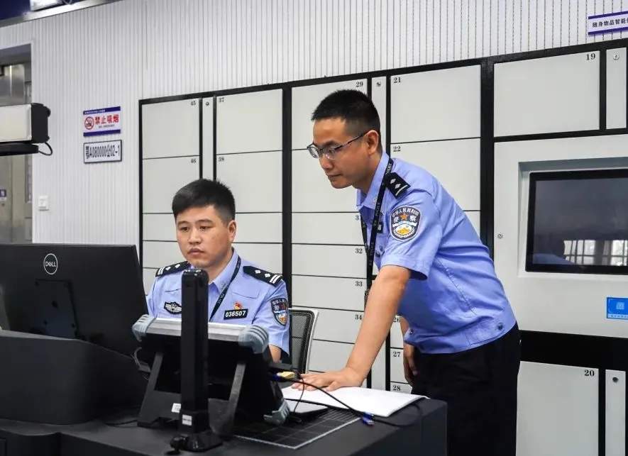 抓获32名假“白富美” 警方捣毁一隐匿于乡野的诈骗窝点