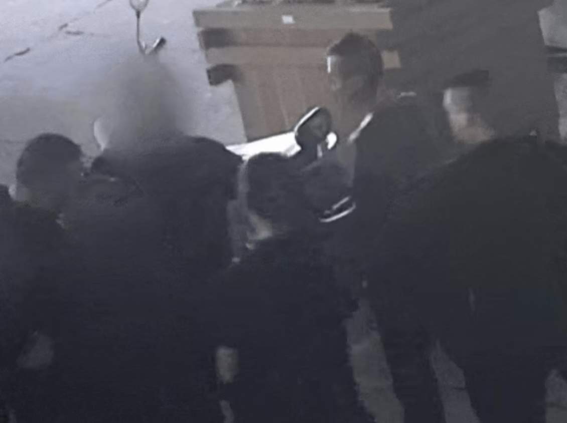只是在火锅店多看了一眼 警花顺手“涮出”两名嫌疑人