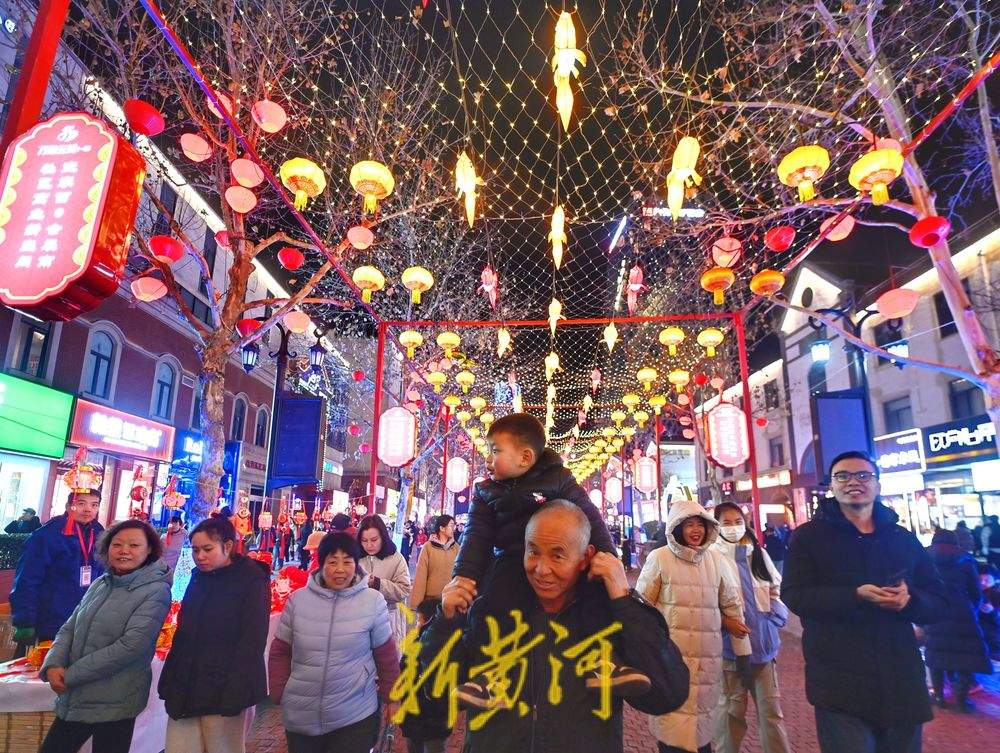 “泉”在济南过大年｜花灯聚光夜经济 正月十五济南华灯璀璨，人潮涌动