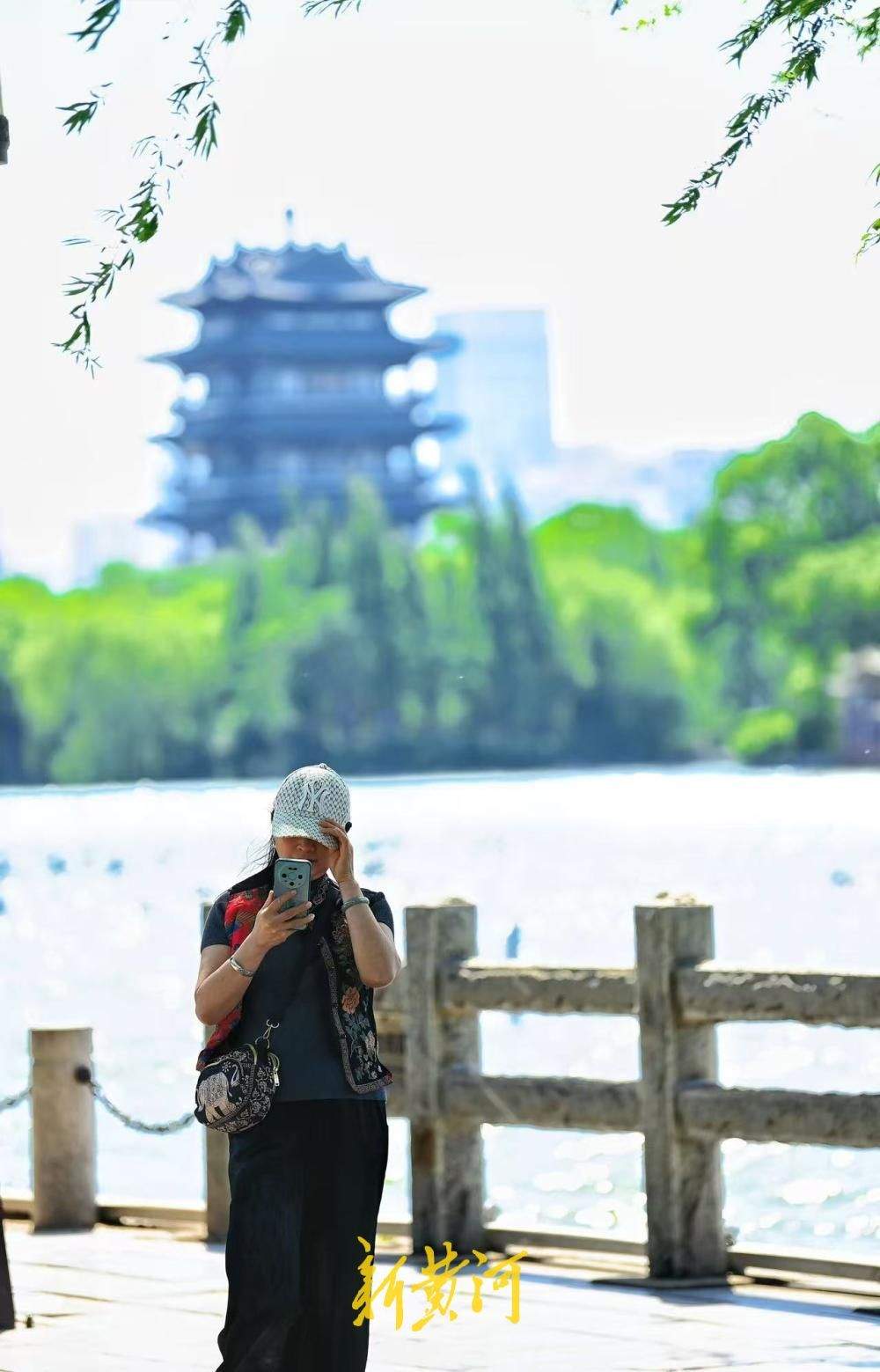 泉城迎大风天气，大明湖畔游人迎风赏湖享别样风光