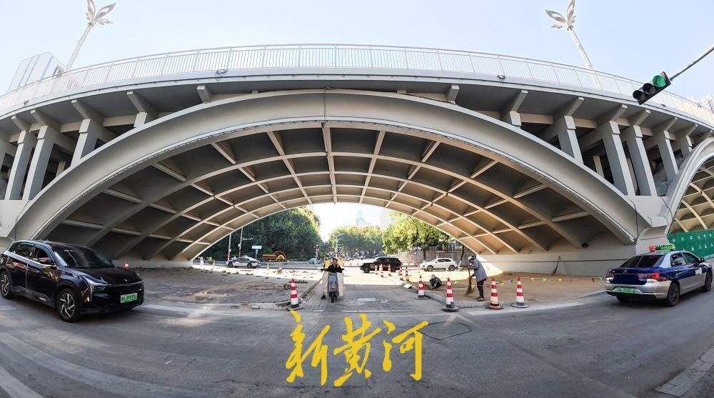 济南纬二路跨铁路天桥改造 桥拱顶部显露全貌道路恢复通行