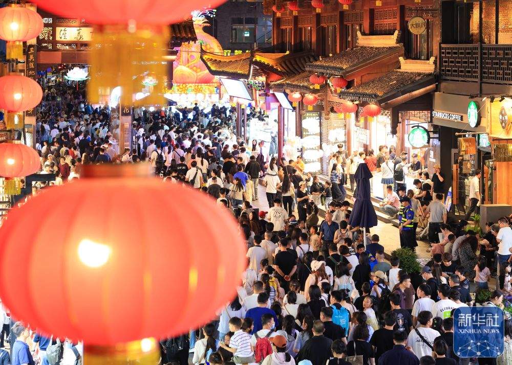 “五一”假期游 越夜越精彩