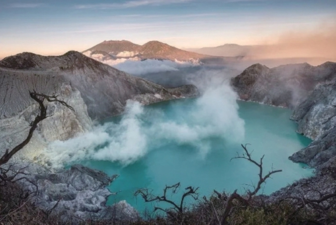 中国游客在印尼火山口拍照坠亡